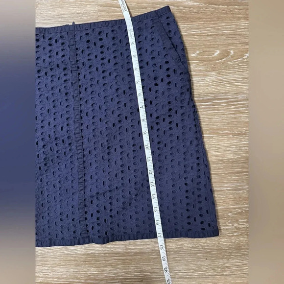 Ann Taylor Loft Navy Eyelet Skirt with Pockets, Lining, and Zip up back Size 8 - Picture 4 of 7